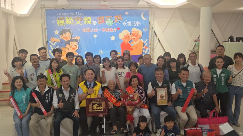 台南市安定區區長陳仁偉與模、來賓鑽石婚伉家族成員儷影  圖片來源：記者林清雲攝