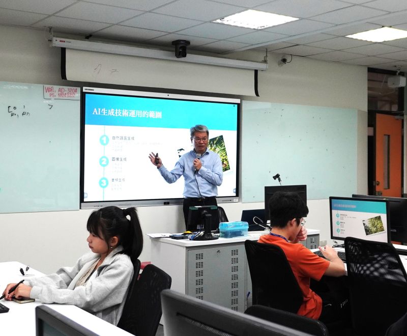 智中國語文學系黃智明老師帶領學生運用當前最夯的AI工具。  圖片來源：元智大學