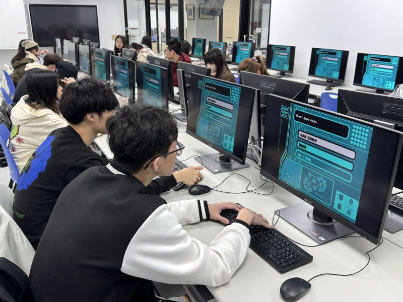 元智大學中國語文學系推動中文文學與數位科技的跨領域結合，與資訊傳播學系開設「電玩遊戲實作」課程。  圖片來源：元智大學