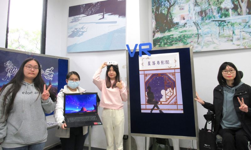 中語系學生畢製作品結合AI技術和手繪星空圖，搭配VR眼鏡，讓參展人員感受到星空就在自己眼前。  圖片來源：元智大學