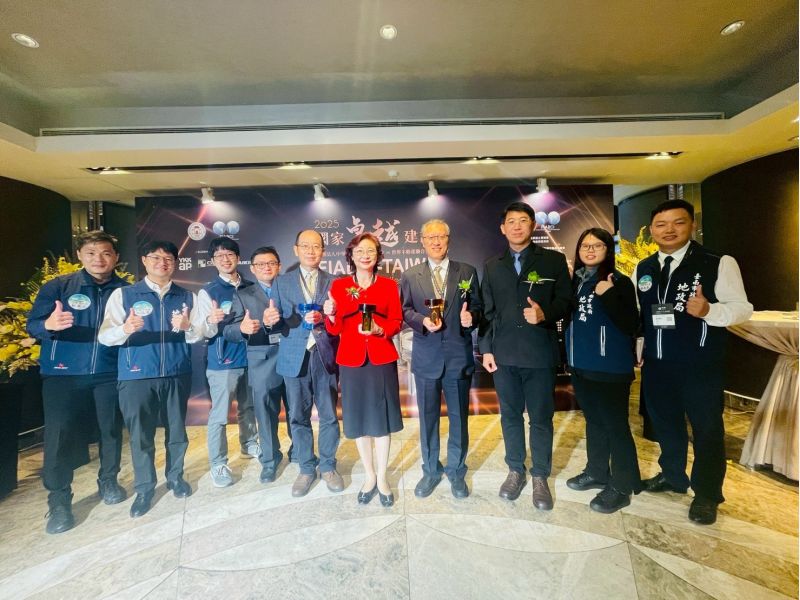 臺南市地政局團隊領獎合照
