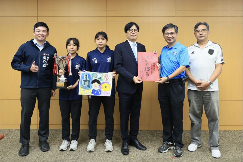 市政會議中，陳其邁頒獎表揚5人足球賽奪冠右昌國中及獲季軍的瑞祥高中。