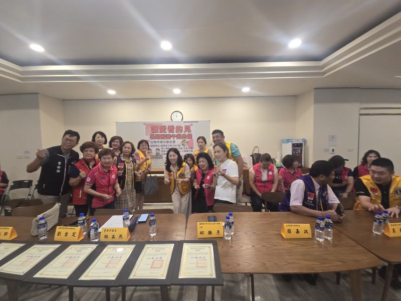 暑期營養午餐弱勢學童與資助者共餐同歡  台南市議員林美燕與國際獅子會300E1第六專區主席邱勝彥及獅子會獅兄、獅姐合影  圖片來源：記者林清雲攝