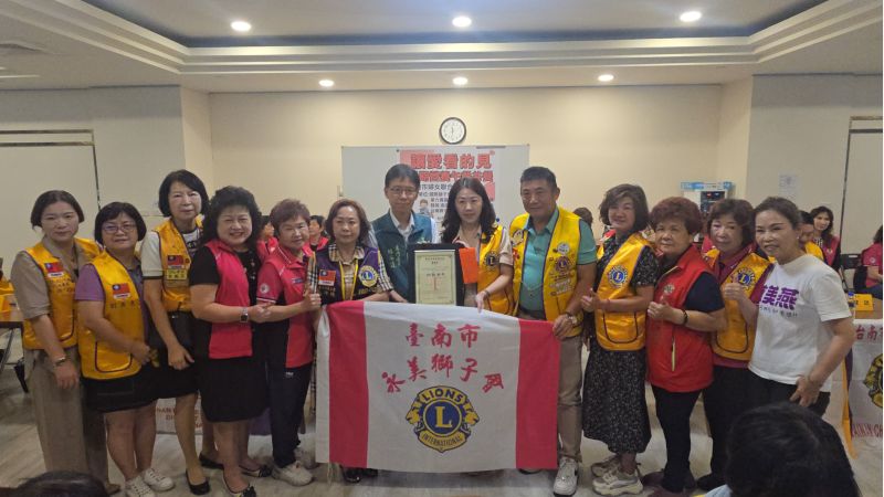 暑期營養午餐弱勢學童與資助者共餐同歡  台南市教育局林專門委員頒發感謝狀致贈國際獅子會300E1第六專區獅子會各分會  圖片來源：記者林清雲攝