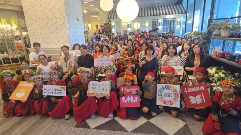 台灣世界展望會會長李紹齡、南區辦事處林處長、台南市政府秘書陳宗明、雛菊見餐飲總經理許哲輔及禮納部落禮納文化隊小朋友、各界來賓合影 圖片來源:記者林清雲攝 台灣世界展望會會長李紹齡、南區辦事處林處長、台南市政府秘書陳宗明、雛菊見餐飲總經理許哲輔及禮納部落禮納文化隊小朋友、各界來賓合影 圖片來源:記者林清雲攝