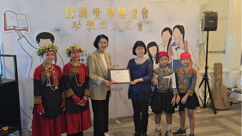 台世界展望會會長李紹齡頒發感謝狀授予捐贈單位 圖片來源:記者林清雲攝 台世界展望會會長李紹齡頒發感謝狀授予捐贈單位 圖片來源:記者林清雲攝