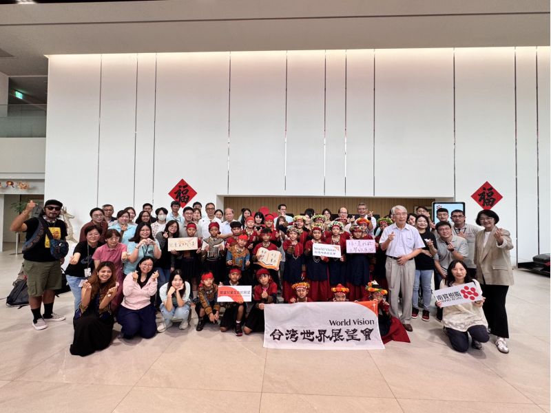 台灣世界展望會會長李紹齡率領屏東禮納部落禮納文化隊小朋友及來賓參訪西港南寶樹脂公司與南寶樹脂同仁合影 台灣世界展望會會長李紹齡率領屏東禮納部落禮納文化隊小朋友及來賓參訪西港南寶樹脂公司與南寶樹脂同仁合影