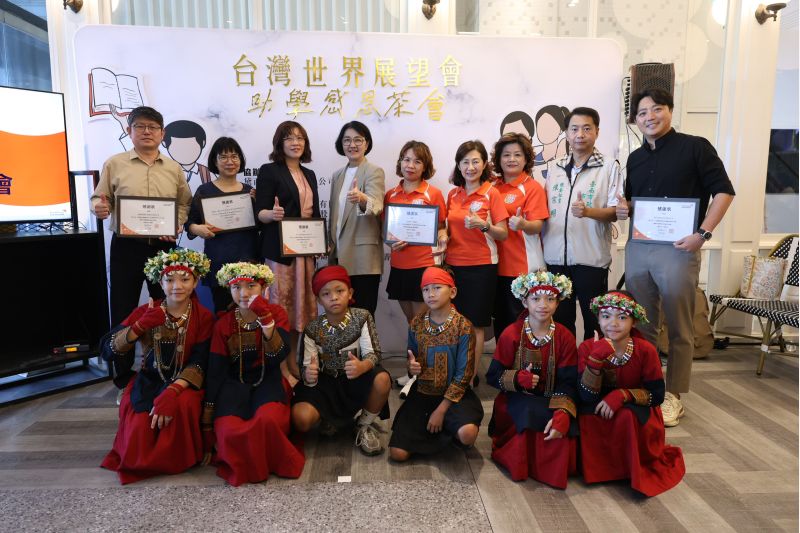 台灣世界展望會會長李紹齡、台南市政府秘書陳宗明與捐贈單位華ㄧ扶輪社及來賓合影 圖片來源:記者林清雲攝 台灣世界展望會會長李紹齡、台南市政府秘書陳宗明與捐贈單位華ㄧ扶輪社及來賓合影 圖片來源:記者林清雲攝