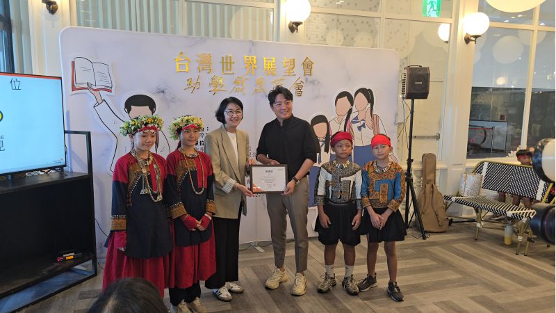 台世界展望會會長李紹齡頒發感謝狀授予捐贈單位雛菊見總經理許哲輔代表受贈 圖片來源:記者林清雲攝 台世界展望會會長李紹齡頒發感謝狀授予捐贈單位雛菊見總經理許哲輔代表受贈 圖片來源:記者林清雲攝