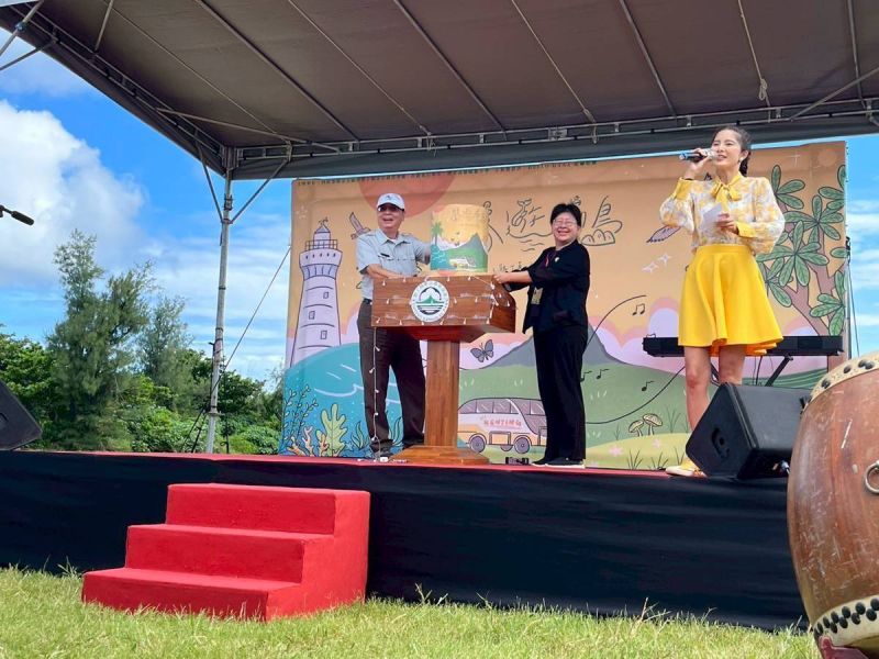 圖2.高師大黃所長與墾管處處長等貴賓以蓋章方式啟動儀式 圖2.高師大黃所長與墾管處處長等貴賓以蓋章方式啟動儀式