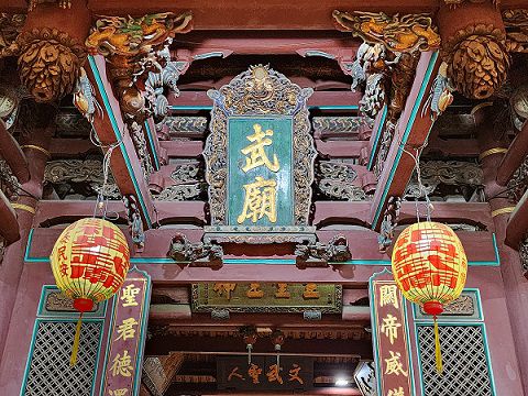 祀典武廟內外懸掛的大型燈籠皆由苑輝燈舖製作。（鄭佩雯拍攝）