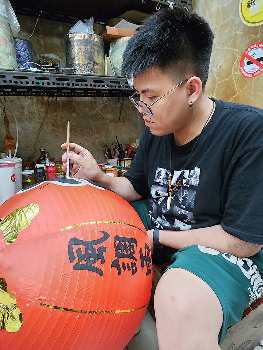 傳統燈籠在形式色彩上有所規範，寺廟用燈通常會寫上廟名或所祀神名，左右兩側加上國泰民安、風調雨順等吉祥字句。（鄭佩雯拍攝）