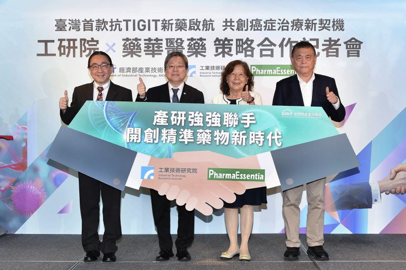 左起為工研院生醫與醫材研究所技術長周民元、工研院副總暨生醫與醫材研究所所長莊曜宇、藥華醫藥董事長詹青柳、藥華醫藥執行長林國鐘。
