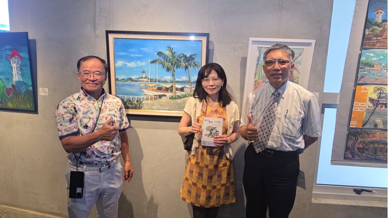 台南市悠遊畫會理事長盧婉菁(中)與畫作、台南市文化局副局長林韋旭(右)及畫家(右)&合影 圖片來源:記者林清雲攝 台南市悠遊畫會理事長盧婉菁(中)與畫作、台南市文化局副局長林韋旭(右)及畫家(右)&合影 圖片來源:記者林清雲攝