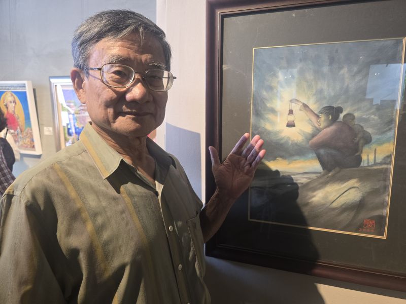 畫家楊國熙與畫作 圖片來源:記者林清雲攝 畫家楊國熙與畫作 圖片來源:記者林清雲攝