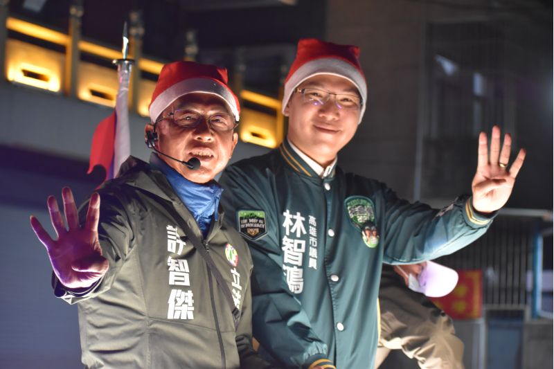 (圖二)許智傑立委選舉時林智鴻議員多次陪同站台車掃 (圖二)許智傑立委選舉時林智鴻議員多次陪同站台車掃