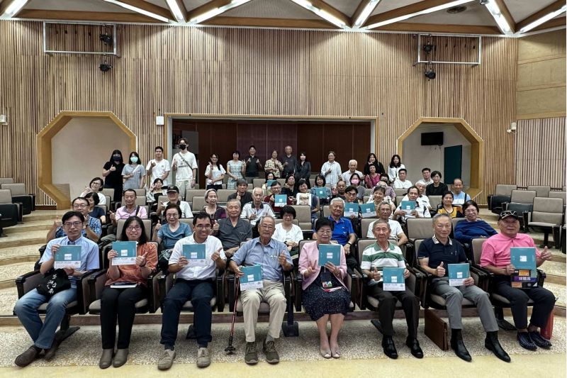 南大呂坤翰校友新書發表會後與師生及來賓合影留念 南大呂坤翰校友新書發表會後與師生及來賓合影留念