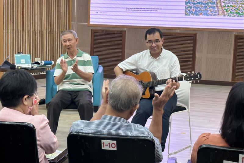南大呂坤翰校友現場吟唱褒歌,並以吉他自彈自唱增添氛圍 南大呂坤翰校友現場吟唱褒歌,並以吉他自彈自唱增添氛圍