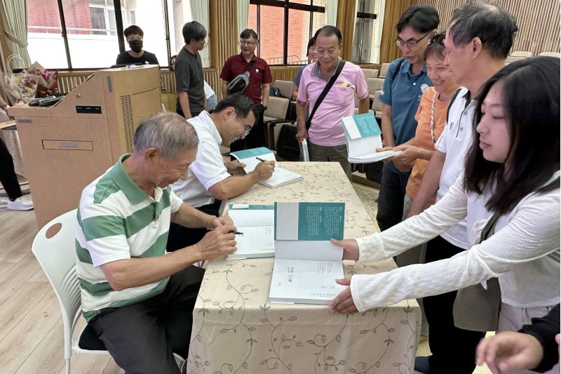南大呂坤翰校友於發表會上親切為讀者簽書 南大呂坤翰校友於發表會上親切為讀者簽書