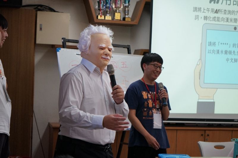 南大師資生自創〈漢米爾頓之綠色隧道〉課程,帶領孩子化身小小導遊。. 南大師資生自創〈漢米爾頓之綠色隧道〉課程,帶領孩子化身小小導遊。.