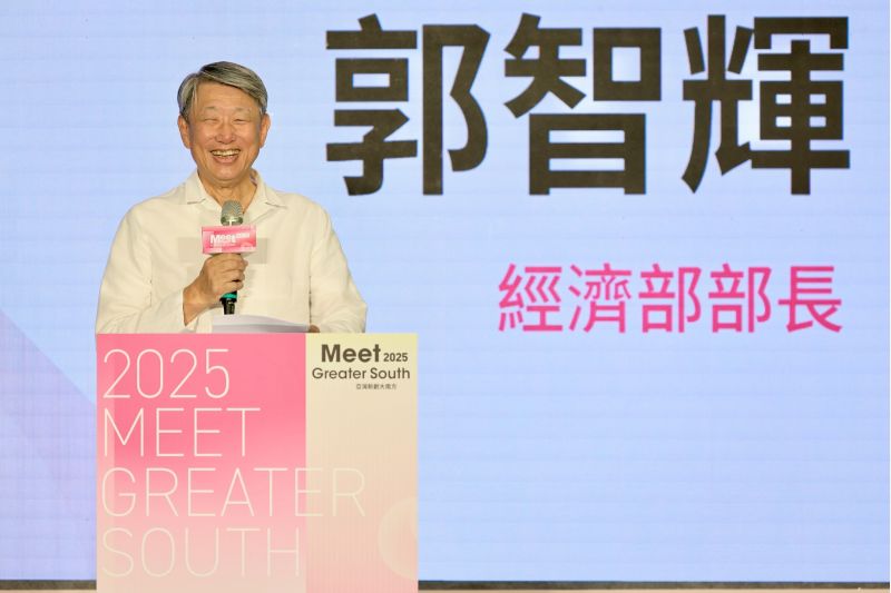 經濟部長郭智輝表示,經濟部自首屆起持續支持「亞灣新創大南方」展會。今年由中小暨新創企業署與技術司共同參與,協助新創與在地產業對接,拓展市場。 經濟部長郭智輝表示,經濟部自首屆起持續支持「亞灣新創大南方」展會。今年由中小暨新創企業署與技術司共同參與,協助新創與在地產業對接,拓展市場。