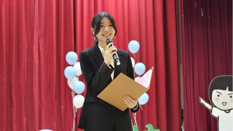 受惠學生代表-小芸上台致謝,分享自己的家庭與求學之路,並感謝家扶及助學人的支持,讓更多孩子看到了希望。 受惠學生代表-小芸上台致謝,分享自己的家庭與求學之路,並感謝家扶及助學人的支持,讓更多孩子看到了希望。