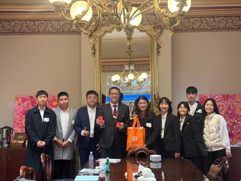 圖3.與 Haileybury Private School 副校長王宇生(Stanley Wang)(前排左4)合影 圖3.與 Haileybury Private School 副校長王宇生(Stanley Wang)(前排左4)合影