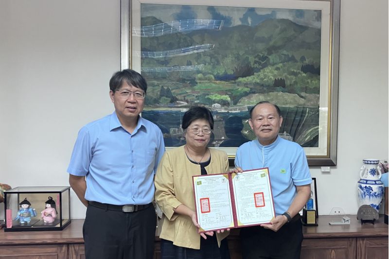 .臺南大學陳惠萍校長（中）與救國團臺南市團委會葉慶壽總幹事代表簽署合作備忘錄，攜手推動青年教育與服務學習。.
