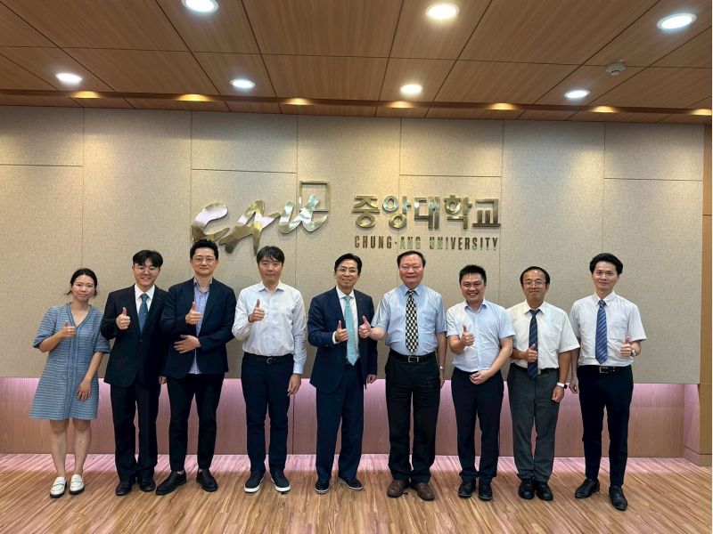 圖2.拜訪中央大學,由副校長 Woo Su-Han教授接待高師大訪問團 圖2.拜訪中央大學,由副校長 Woo Su-Han教授接待高師大訪問團