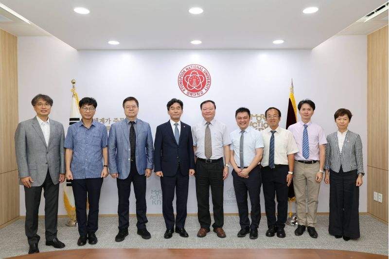 圖4.拜訪慶北國立大學,由校長 Heo Young-Woo教授接待高師大訪問團 圖4.拜訪慶北國立大學,由校長 Heo Young-Woo教授接待高師大訪問團