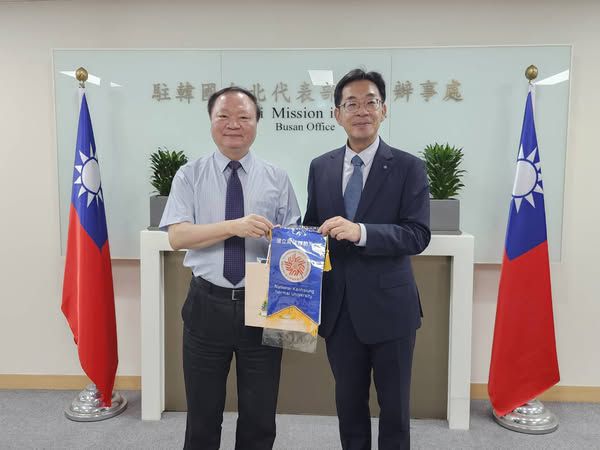 圖5.高師大王政彥校長致贈釜山辦事處郭承凱處長本校校旗 圖5.高師大王政彥校長致贈釜山辦事處郭承凱處長本校校旗