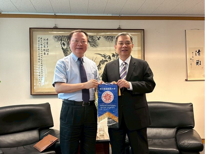 圖6.高師大王政彥校長致贈駐韓國臺北代表部丘高偉大使本校校旗 圖6.高師大王政彥校長致贈駐韓國臺北代表部丘高偉大使本校校旗