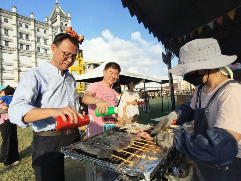 高市府王副秘書長宏榮與海洋局石局長慶豐和民眾一同烤魷魚同樂。 高市府王副秘書長宏榮與海洋局石局長慶豐和民眾一同烤魷魚同樂。