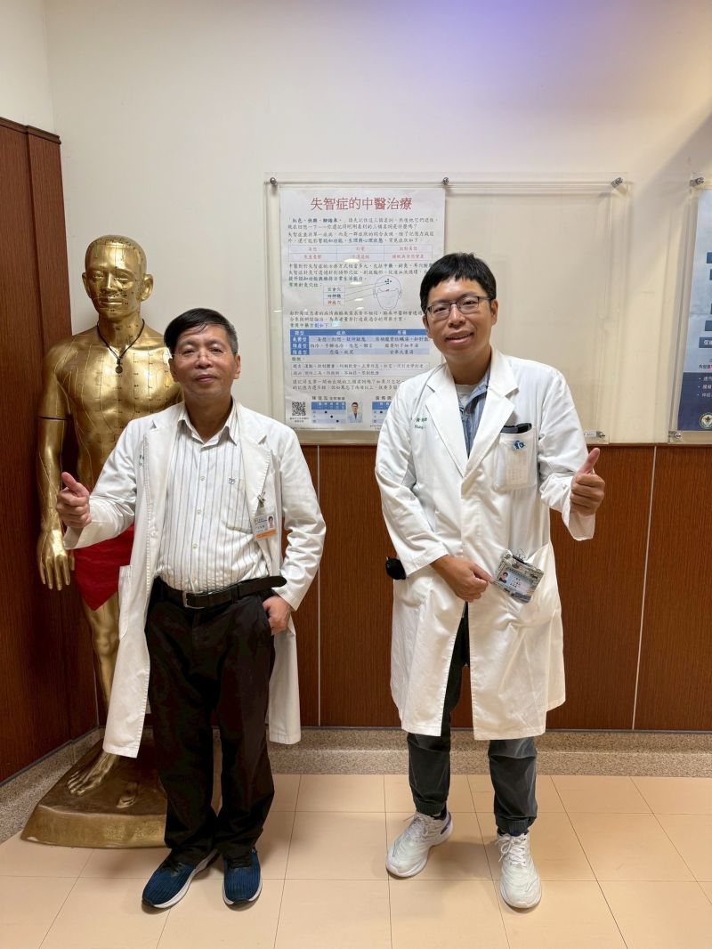 安南醫院精神科王文隆醫師(左)在「失智症中西醫合療門診」為長者診療,與黃雋傑中醫醫師(右)協作提供整合照護。 【 安南醫院精神科王文隆醫師(左)在「失智症中西醫合療門診」為長者診療,與黃雋傑中醫醫師(右)協作提供整合照護。 【