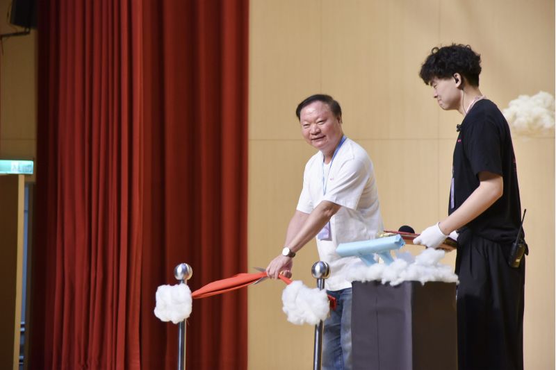 圖2.校長主持開營儀式以推進啟動器象徵開啟大學「夢之樂園」的大門 圖2.校長主持開營儀式以推進啟動器象徵開啟大學「夢之樂園」的大門
