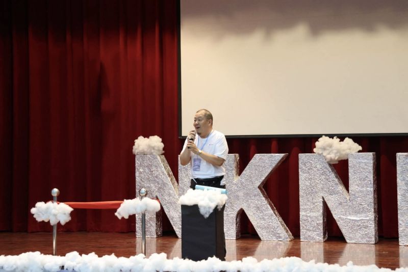 圖3.唐副校長主持燕巢校區開營儀式並期勉新生快樂學習 圖3.唐副校長主持燕巢校區開營儀式並期勉新生快樂學習