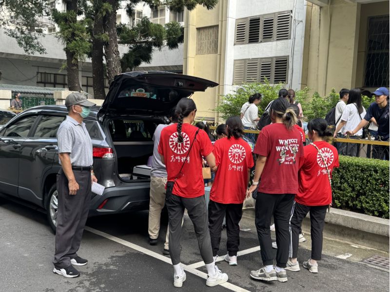 圖4.新生入住教官及學系學長姊協助新生搬運行李家長備感溫馨 圖4.新生入住教官及學系學長姊協助新生搬運行李家長備感溫馨