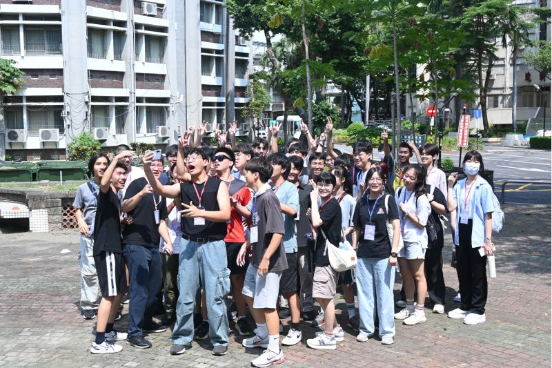 圖6.隊輔學長姐完成定向通關後帶領新生歡喜合影 圖6.隊輔學長姐完成定向通關後帶領新生歡喜合影
