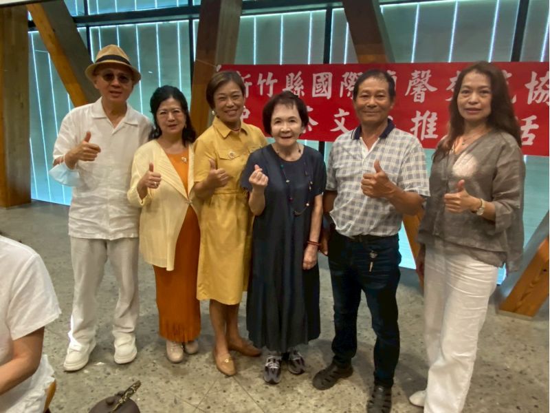 左二至右為姚瓊珠、謝馥鎂、李幸慧、楊瑞隆及楊玉華 圖片來源:蘭馨 左二至右為姚瓊珠、謝馥鎂、李幸慧、楊瑞隆及楊玉華 圖片來源:蘭馨