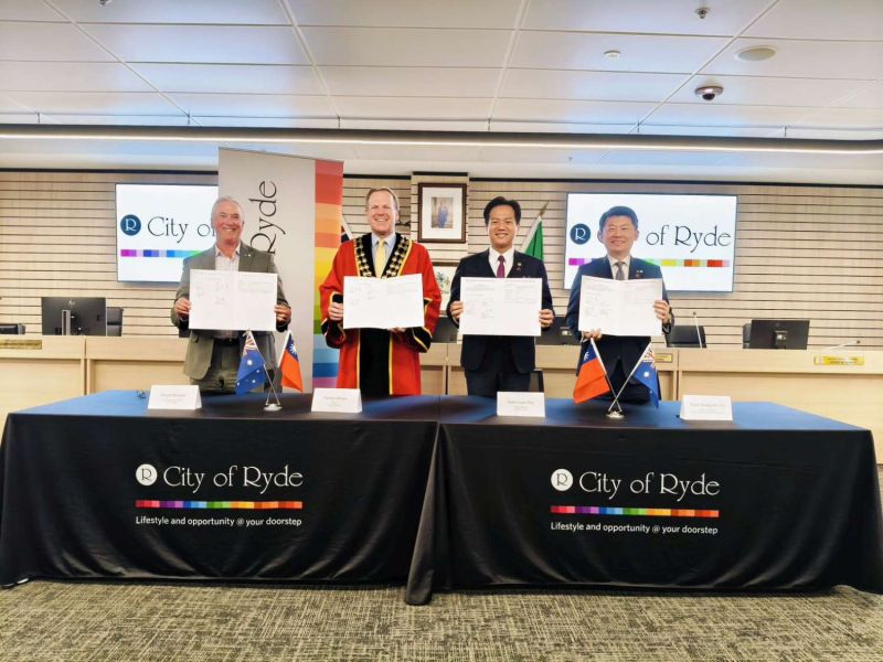 新竹市政府與萊德市政府共同簽署「創新園區發展合作備忘錄(MOU)」。（由左至右為萊德市執行長Wayne Rylands、萊德市長Trenton Brown、代理市長邱臣遠、駐雪梨台北經濟文化辦事處長吳正偉）