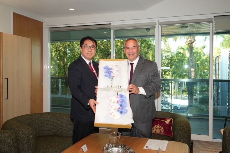 黃偉哲致贈泰特市長(右)噴印澳洲國旗蘭花 黃偉哲致贈泰特市長(右)噴印澳洲國旗蘭花