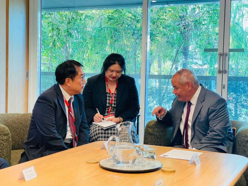 泰特市長(右一)熱情分享黃金海岸週末運動盛事 泰特市長(右一)熱情分享黃金海岸週末運動盛事