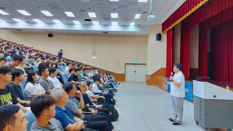圖4.台積電管理師陳昕哲向學生深入說明台積電半導體學程內容 圖4.台積電管理師陳昕哲向學生深入說明台積電半導體學程內容