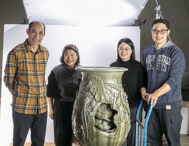 白河藝術家林文嶽大型作品「八方荷氣」出窯時全家合影。左起林文嶽、妻子王惠女、女兒林虹誼、兒子林嘉玄。（林文嶽提供）.