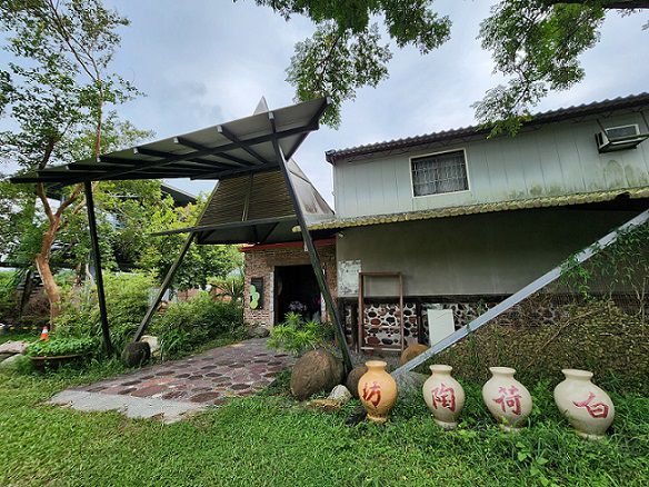 「白荷陶坊」是林文嶽一家的創作基地，更是白河蓮鄉難得的人文藝術空間，歡迎大家來此與美相遇。（鄭佩雯拍攝）.