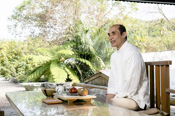 林文嶽在創作中體認「泡茶等花開」的獨到人生哲學，認為有餘裕的悠閒才是真正富足。（林文嶽提供）.