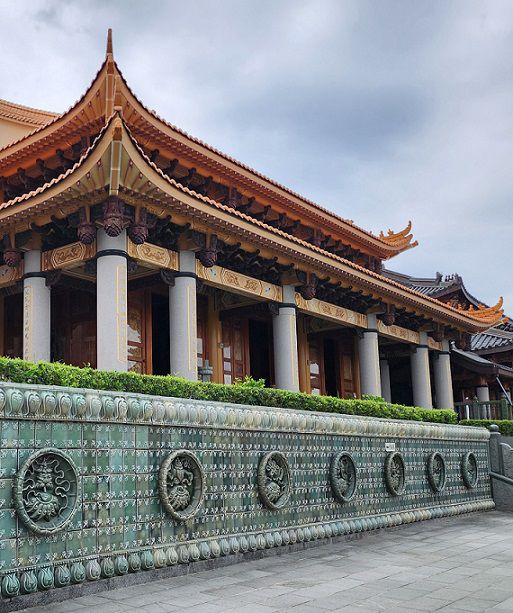 林文嶽為白河大仙寺創作的陶壁，飾以法輪、寶瓶、蓮花、雙魚、摩尼寶等吉祥圖騰，彰顯佛法莊嚴。（鄭佩雯拍攝）