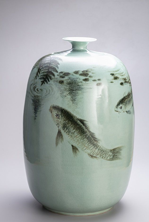 林文嶽獨創關嶺青融合彩墨，藉溫潤青釉帶出水的空間感，並以墨韻深淺呈現魚兒自然優游的靈動生命力。（林文嶽提供）.