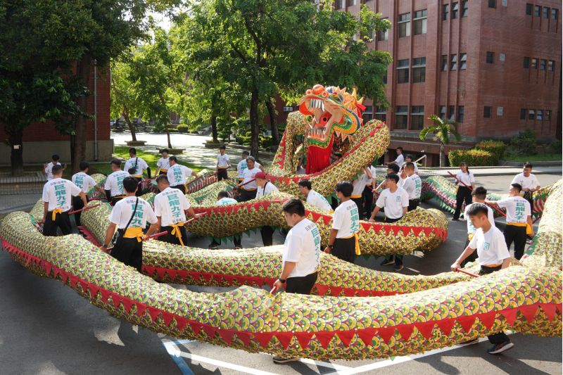 南大巨龍盤身成勢,象徵文化傳承與活力再生,為啟程祈福巡禮揭開序幕 南大巨龍盤身成勢,象徵文化傳承與活力再生,為啟程祈福巡禮揭開序幕