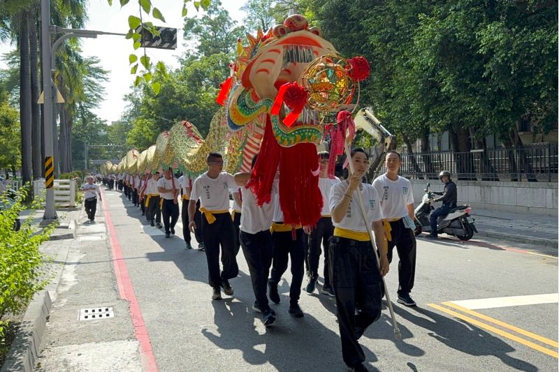 南大民俗隊師生隨巨龍隊伍行進,將祈福能量與文化創意帶入府城街頭. 南大民俗隊師生隨巨龍隊伍行進,將祈福能量與文化創意帶入府城街頭.